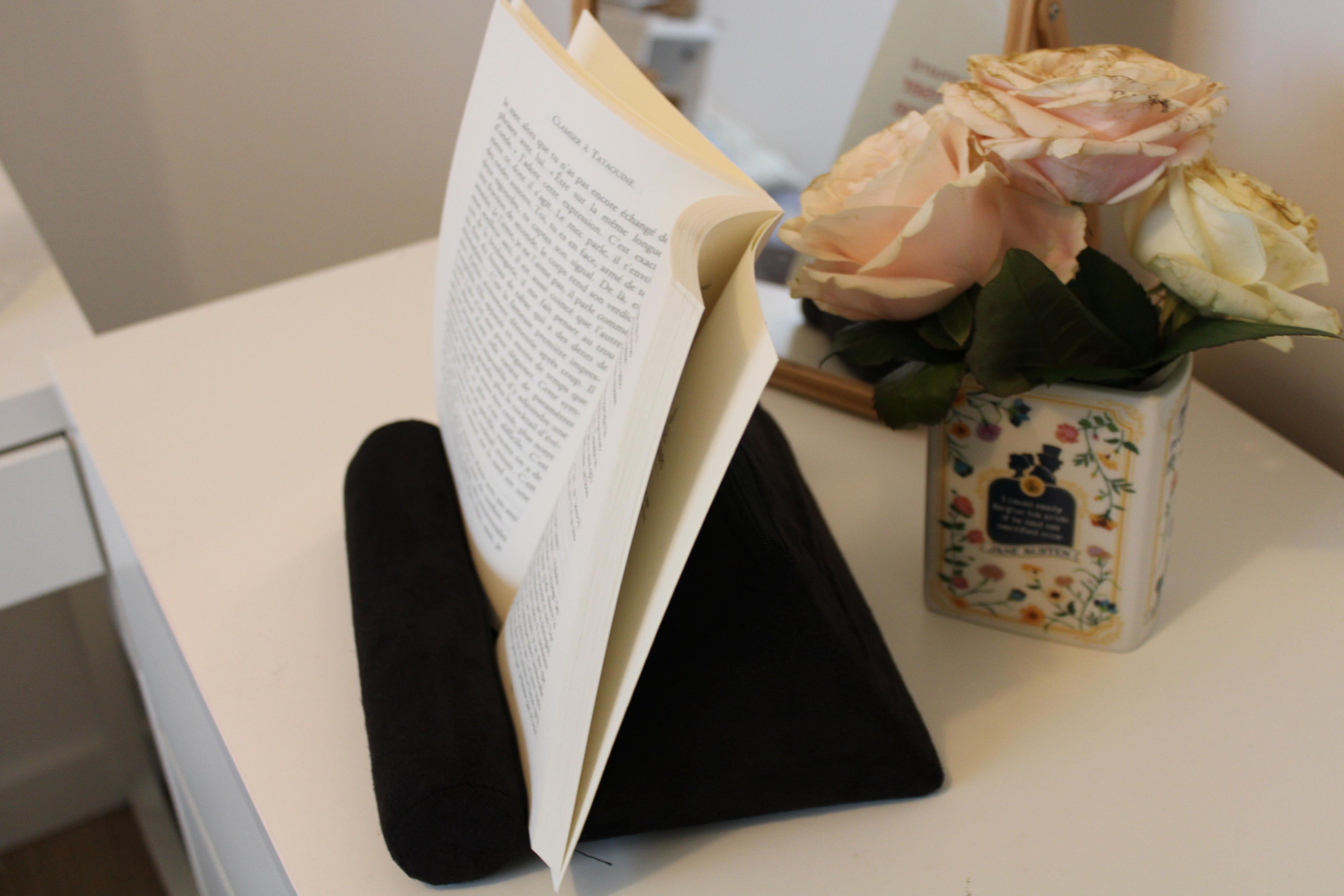Support coussin livre et liseuse