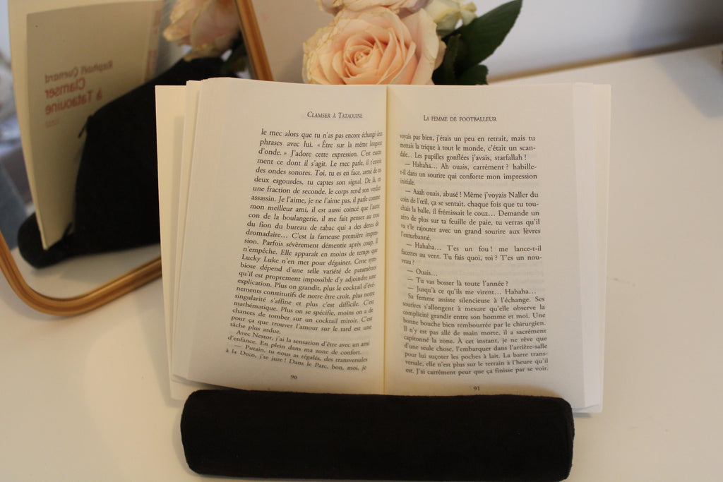 Support coussin livre et liseuse