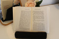 Support coussin livre et liseuse