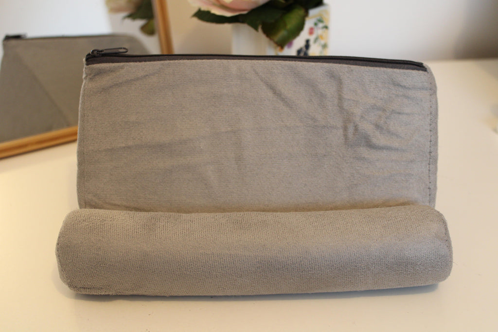 Support coussin livre et liseuse