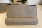 Support coussin livre et liseuse